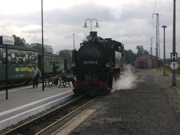 Lok fhrt auf den Zug