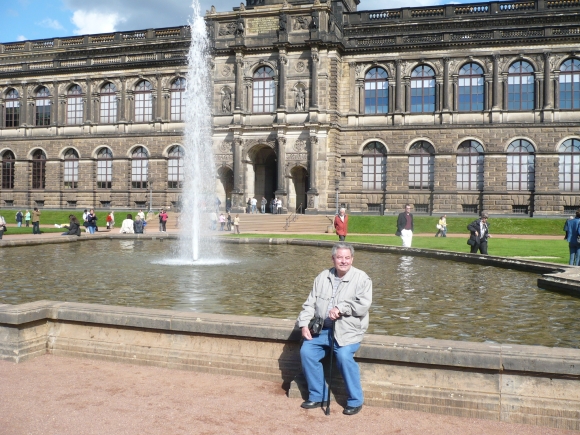 Gerd sitzt - im Zwinger-Innenhof